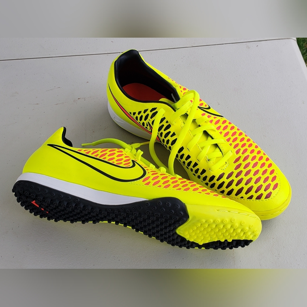 NEW Nike Magista